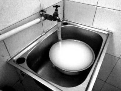 自來(lái)水變白